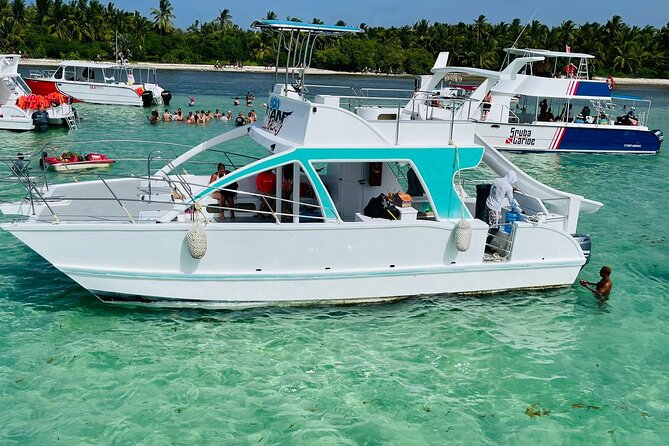 Bavaro Punta Cana EN boat party with drinks and transportation - Music, dancing, and the staff
