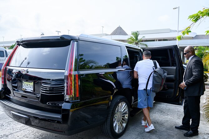 Cadillac Escalade Platinum, Punta Cana airport to Bavero & punta Cana - What the first few minutes feel like