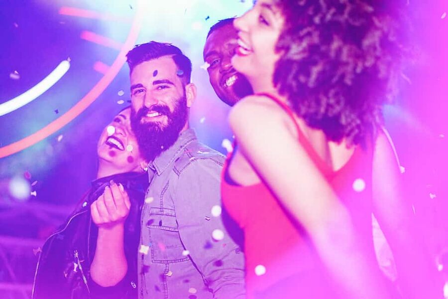 Coco Bongo Disco - The show: acrobats, movie clips, and sensory overload
