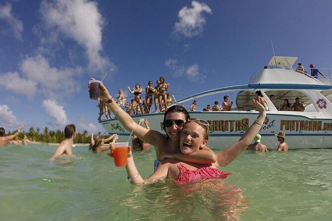 Crucero de Fiesta y Snorkel en Punta Cana - Drinks, Fruit, and the Party Atmosphere