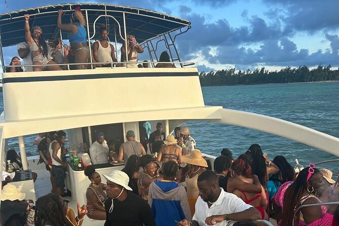DE Hip Hop Boat Party for Adults and Free Drinks Only - Group Size, Comfort, and Practical Details
