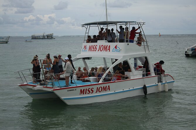 Experience for families and friends by private boat with pick-up - What happens at Bavaro Beach