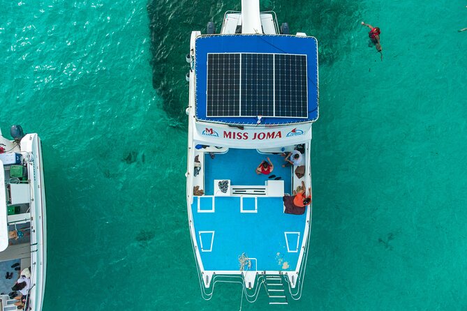 Experience for families and friends by private boat with pick-up - Drinks, snacks, fruit, and Wi-Fi
