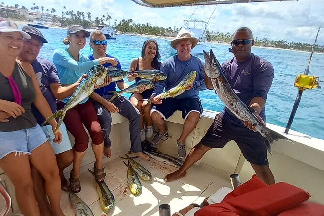 FISHING PRO CHARTERS - Boat Excursion – Mar-Quesa - Getting aboard Mar-Quesa