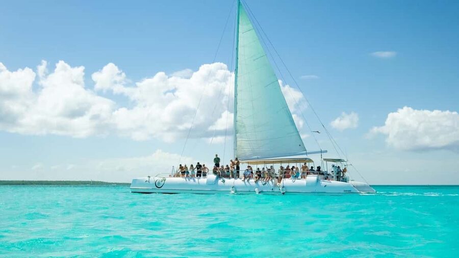 From Punta Cana: Saona Island Day Trip with Buffet Lunch - Lunch on the beach