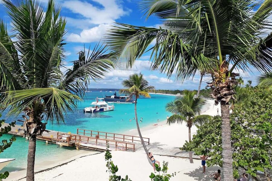 From Santo Domingo - Punta Cana: SAONA ISLAND Food & Drinks - Organization, guides, and communication