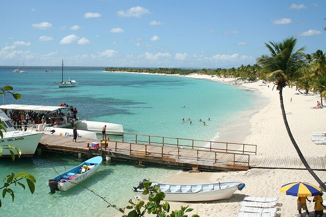 Full Day Snorkeling in Catalina Island with Transportation and Lunch - Leaving La Romana by boat