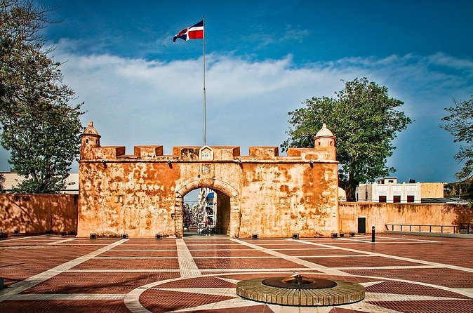 Full day tour to Santo Domingo from Punta Cana - Alcázar de Colón and Plaza de España
