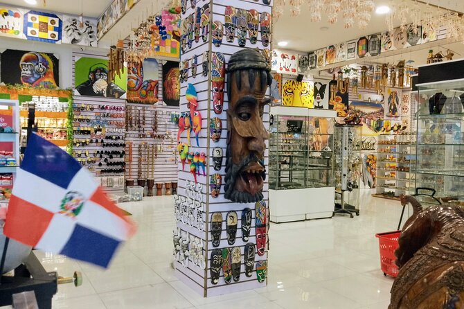Guided Shopping Tour to WordMart Souvenirs - Round Trip Transport - Getting to Don Lucas by small-group transport