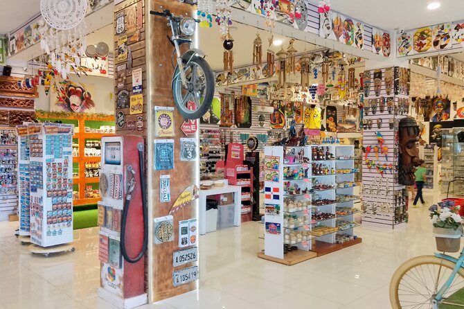 Guided Shopping Tour to WordMart Souvenirs - Round Trip Transport - Inside the cigar-making visit