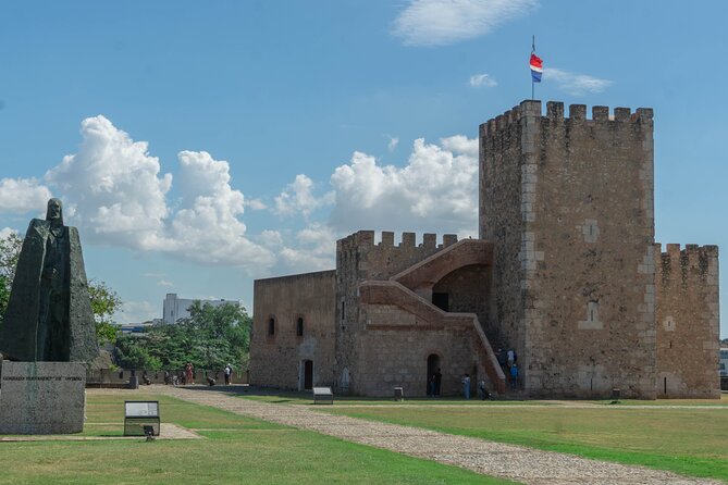 Guided Tour in the Colonial Zone of Santo Domingo - Alcázar de Colón and the Duarte connection
