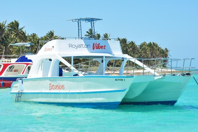 Half-Day Snorkeling Cruise and Natural Pool with Open Bar - Meeting the crew and getting ready at the beach