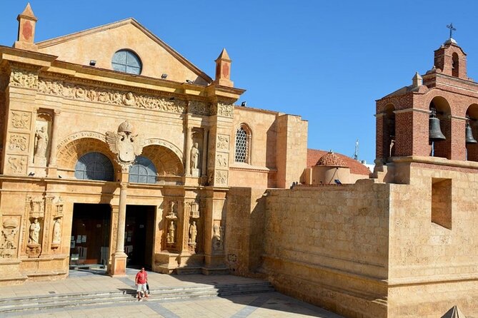 Historical Tour in the Colonial City of Santo Domingo - Parque Colón gives you the city’s starting point