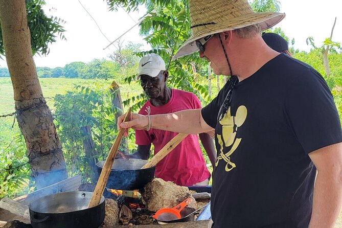 Horses, Buggy, and plantation in Chocaci Ranch - Rolling a cigar without needing to smoke