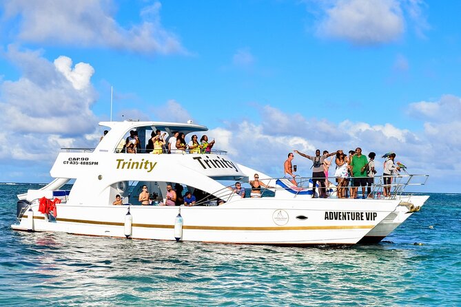 Infinity party boat in Punta Cana - Arriving at the beach and boarding the catamaran