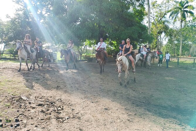 Jhoraji Cultural Authentic Experience - A Dominican lunch by the Anamuya River