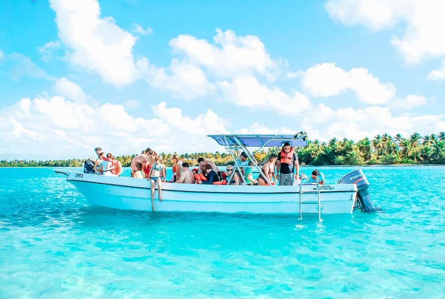 La Romana: Saona Crusoe VIP for cruise guests - From the cruise port to Bayahibe by van and boat