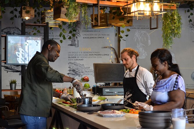Learn How to Make Chillo al Coco & Taino Concept Store - Meeting the chef and preparing the fish