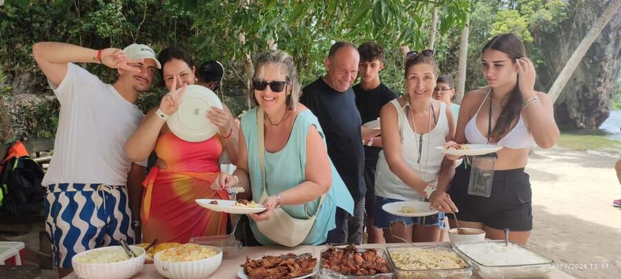 Los Haitises: Boat + Lunch at the beach & Natural pools - Cueva de la Arena and lunch by the water