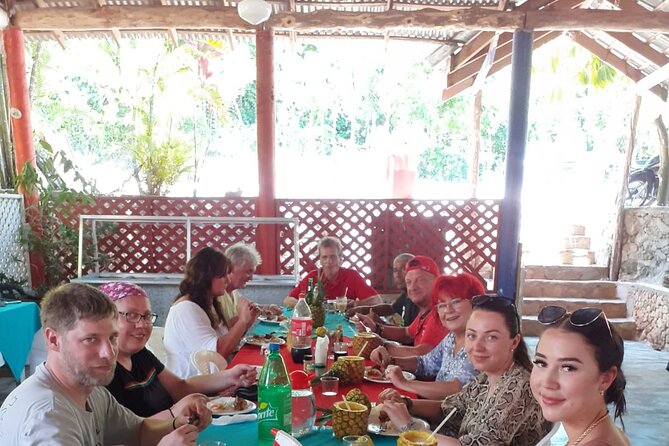 María and Miguel stop - Half day tour to El Limón waterfall with lunch included - What $60 gets you