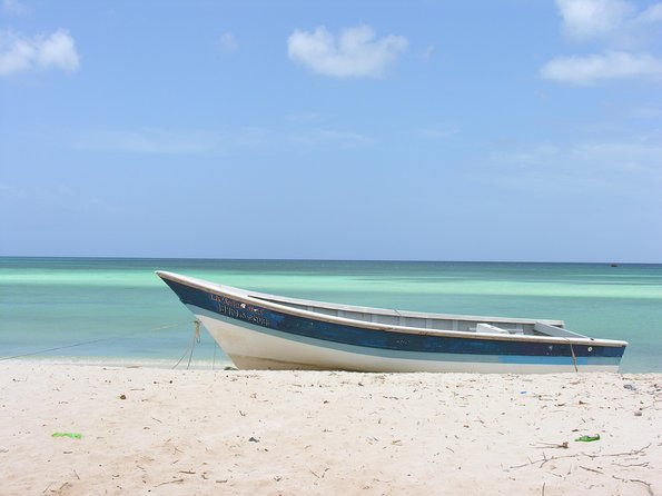 Nature Combo Oviedo Lagoon & Bahia de las Aguilas - Laguna de Oviedo and its island wildlife