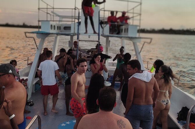 Party Boat / Booze Cruise and Snorkeling - Open Bar - The natural pool and the bar in the water