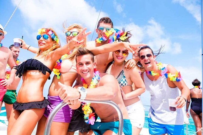 Party boat in Catamaran with Open Bar Only Adults + Snorkeling - Key points before you book