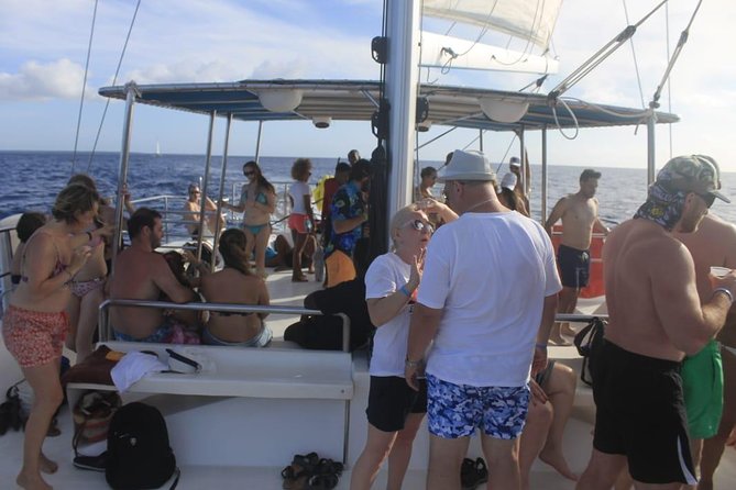 Party boat in Catamaran with Open Bar Only Adults + Snorkeling - The natural pool stop