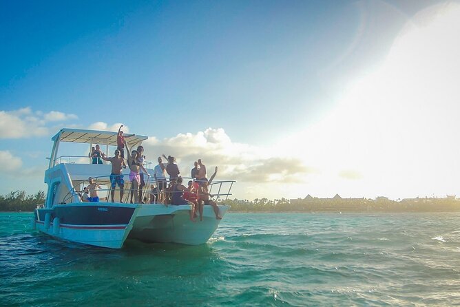 Party Boat /View Dolphins / Snorkling /Free Drinks and Transportation - Who will enjoy this boat most