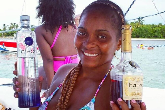 Private Adult Only Hip Hop Party Boat with Live DJ - Boarding with a live DJ and open bar