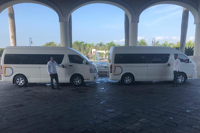 Private Airport Punta Cana transfer to Hotels Barcelo - A named welcome after Punta Cana immigration