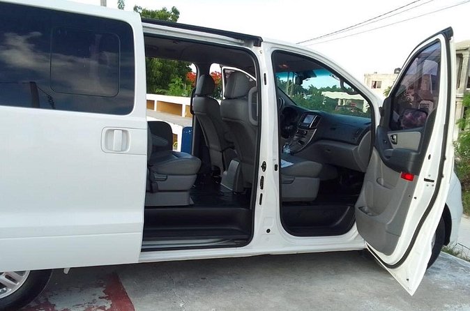 Punta Cana Airport PUJ Transfer Roundtrip to Hotels - $89 for Six People: When the Price Works