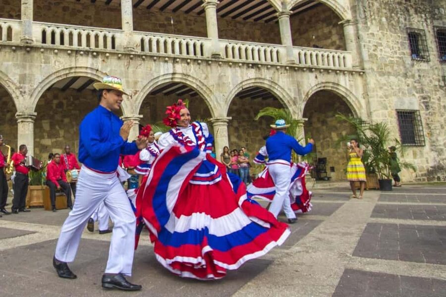 Punta Cana: All-Inclusive Day Trip to Santo Domingo - Entering the first cathedral of the New World