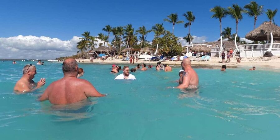 Punta Cana: Catalina Island Snorkeling Trip with Lunch - Buffet lunch with a mixed record