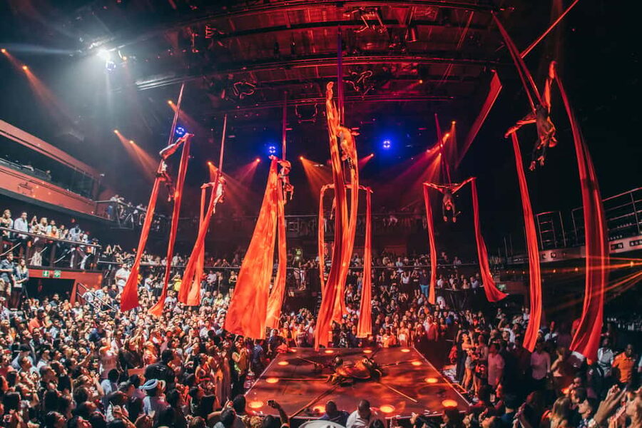 Punta Cana: Coco Bongo Nightclub Experience with Transfer - The show: pop stars, movie scenes, and confetti