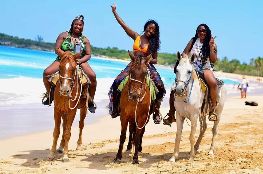 Punta Cana: Horseback riding on the beach with pickup - The beach stop and photo opportunity