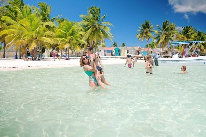 Punta Cana: Saona Island Catamaran Open Bar / Food Hotel Pickup - Bayahíbe and the boat ride to the natural pool