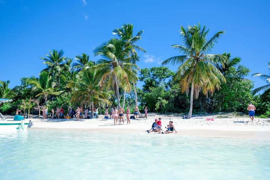 Punta Cana: Saona Island VIP 4 first-class beach and sunset - Getting from Punta Cana to the Natural Pool