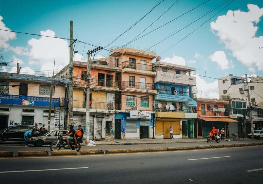 Santo Domingo: The Authentic Dominican Neighborhood Tour - Meeting at Eduardo Brito and getting your bearings