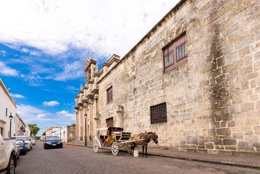 Santo Domingo: Tour a las Mejores Playas del Caribe - Columbus Lighthouse is a short, focused monument stop