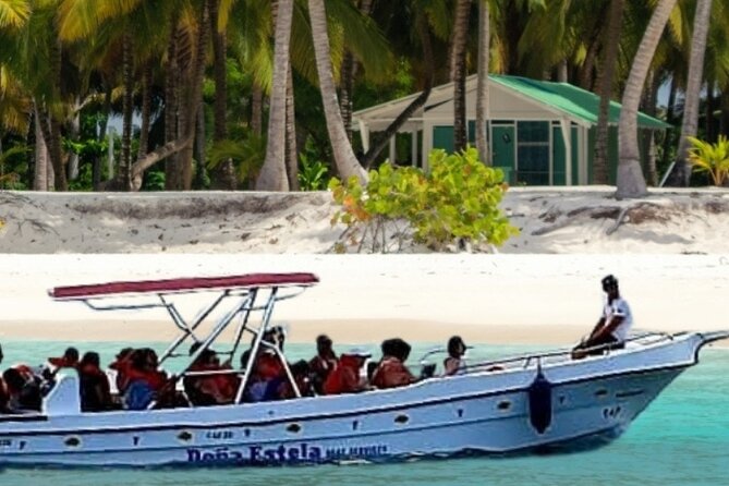 Saona by Speedboat: Private Beach & Snorkeling – Small Group - The natural pool and its starfish