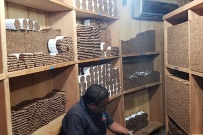 Shopping Tour In Don Lucas Cigar Factory, Rum tasting, Cocoa factory, Souvenirs - Cocoa and Chocolate Chin-Chin