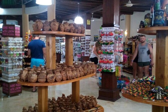 Shopping Tour In Don Lucas Cigar Factory, Rum tasting, Cocoa factory, Souvenirs - Souvenirs and time to browse
