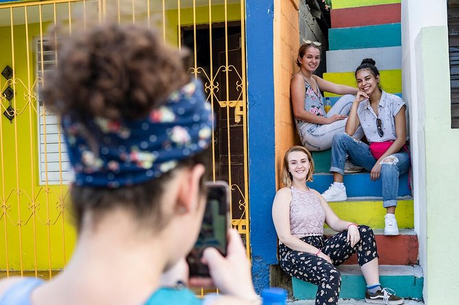 Street art walking tour in Santiago (art walk) - The historic center and painted old houses