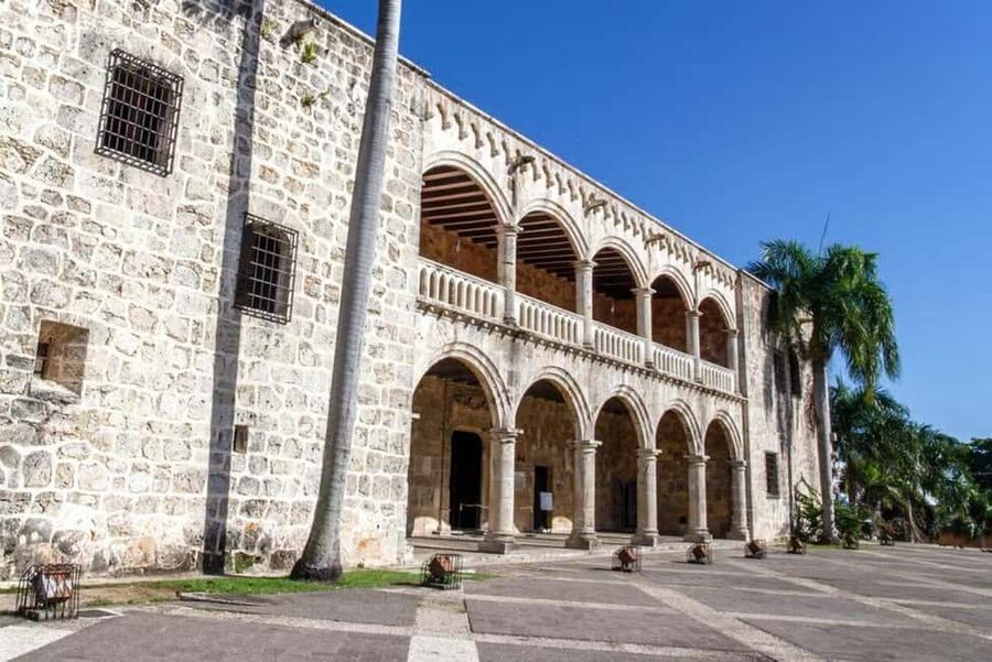 Zona Colonial: Recorrido Histórico con Chocolate y Mamajuana - Alcázar de Colón and the colonial seat of power