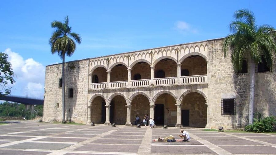 Zona Colonial: Recorrido Histórico con Chocolate y Mamajuana - Finding the Sundial and starting point